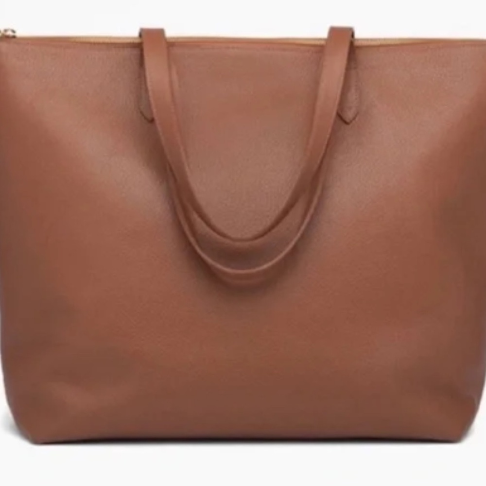 Cuyana's Classic Leather Zipper Tote